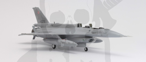 Mistercraft D-116 F-16CJ-52+ Jastrząb/Hawk 1:72 + farbki 2 pędzelki klej